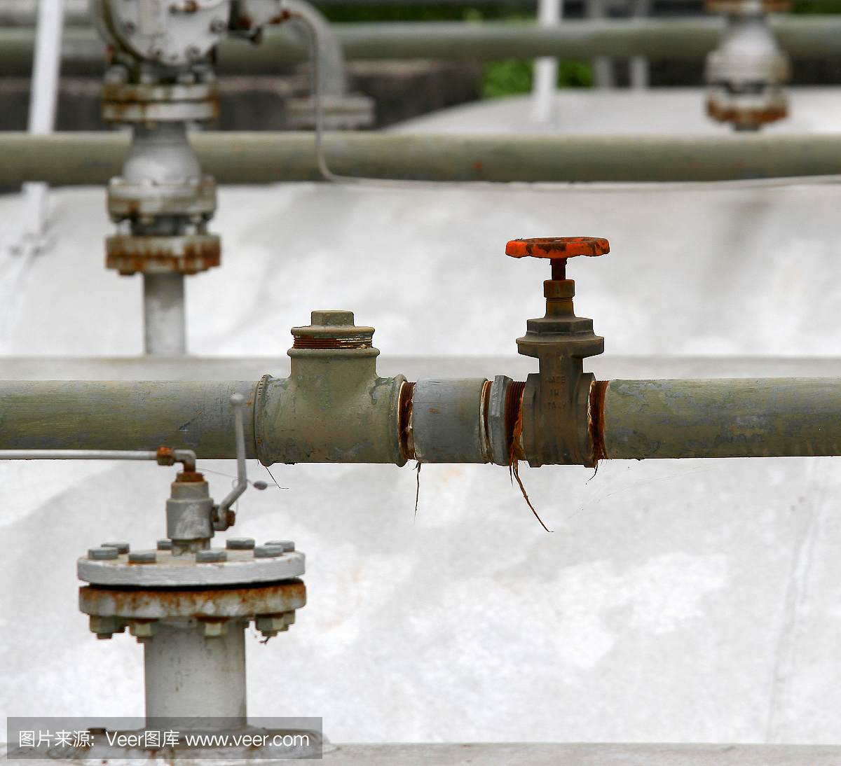 在煉油裝置中排放大儲油池的閥門